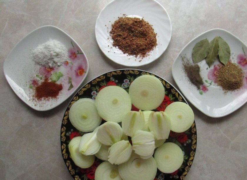 1. Этап. Свиной шашлык по-украински: 3. Нарежьте лук на крупные части.