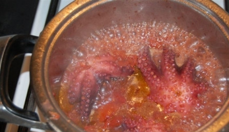 1. Этап. Осьминог по-итальянски: Потом снимаем крышку и убираем бумагу, но очень осторожно, можно обжечься паром.