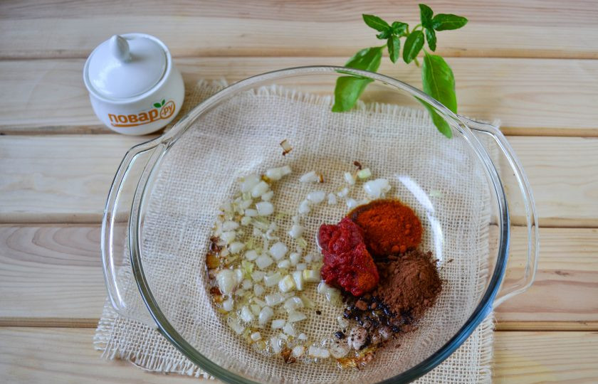 1. Этап. Жаркое из говяжьего фарша, помидоров и фасоли: Затем добавьте томатную пасту, порошок чили и какао-порошок. Перемешайте и готовьте, постоянно помешивая, 1 минуту.