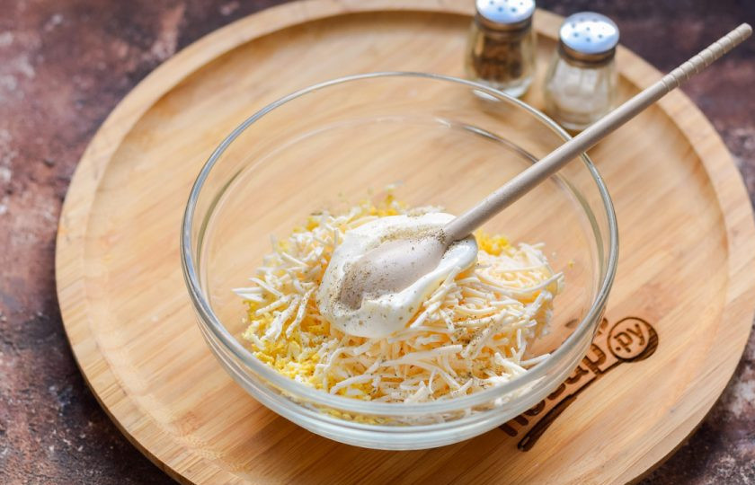 1. Этап. Бутерброды с плавленым сыром и икрой: Добавьте к ингредиентам ложку майонеза, соль и перец по вкусу. Майонез можно заменить сливочным сыром.