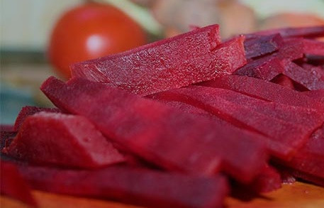 1. Этап. Диетический борщ: 4. Точно также нужно подготовить свеклу. Без нее диетический борщ в домашних условиях будет слишком светлым и не приобретет нужный насыщенный цвет.