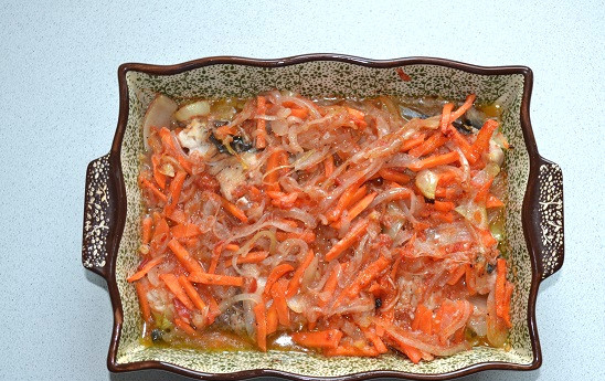 1. Этап. Толстолобик в томатном соусе: Запекайте около 15 минут до полной готовности.