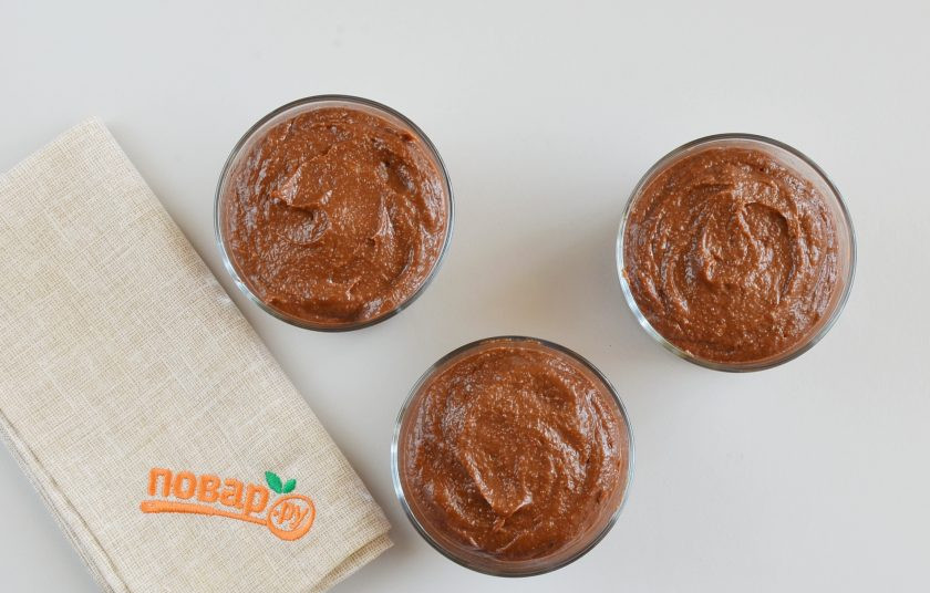 1. Этап. Десерт из шоколада: В стаканы или креманки разложите десерт, можно использовать силиконовые формочки. Охладите в холодильнике минимум 3-4 часа.