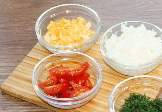 1. Этап. Слоеный салат с авокадо, тунцом, черри: 6. Вареные яйца очищаем и разделяем на белки и желтки, трем на мелкой терке. Помидоры черри нарезаем дольками и мелко рубим укроп.