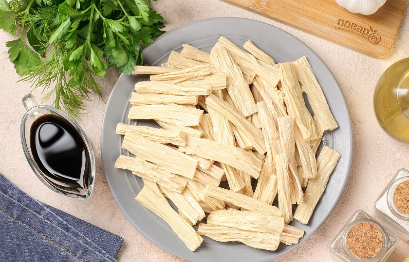 1. Этап. Жареная соевая спаржа с курицей: Затем откиньте на дуршлаг, слегка отожмите и переложите пока на тарелку.