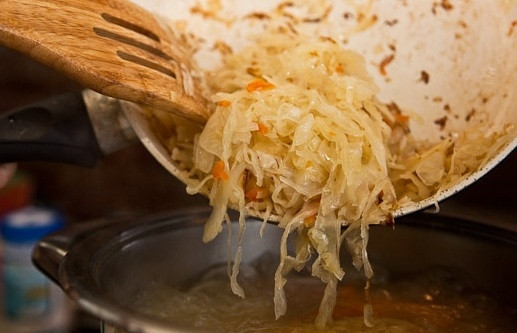 1. Этап. Щи из соленой капусты: Далее, промываем кислую капусту по необходимости. Проверьте, если она в уксусе или перекисла, надо это сделать, иначе суп будет кислый. Закладываем капусту вместе с зажаркой в суп.