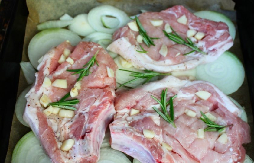 1. Этап. Свиная корейка с розмарином и чесноком в духовке: Сверху выкладываем корейку с чесноком и розмарином. Запекаем при температуре 200 градусов около 40 минут.