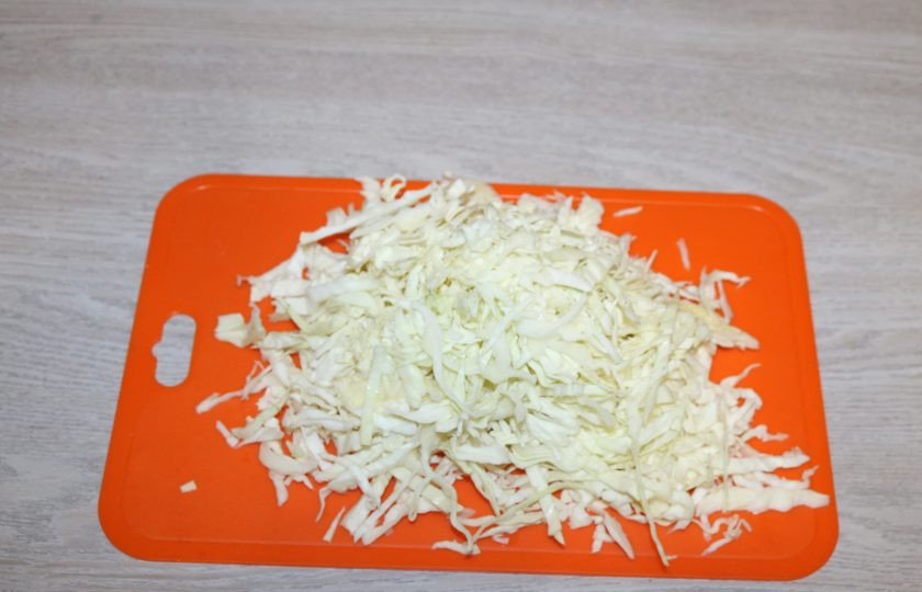 1. Этап. Борщ с карасями: Капусту мелко нашинкуйте.