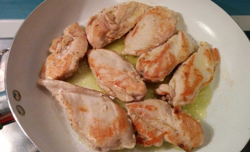 1. Этап. Курица с инжиром: 4. Обжарьте до образования румяной корочки с двух сторон.