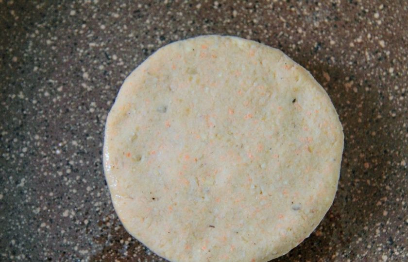 1. Этап. Вегетарианский бургер (мастер-класс): Сформируйте из получившегося фарша круглые котлеты. У меня из указанного количества ингредиентов вышло ровно шесть штук.