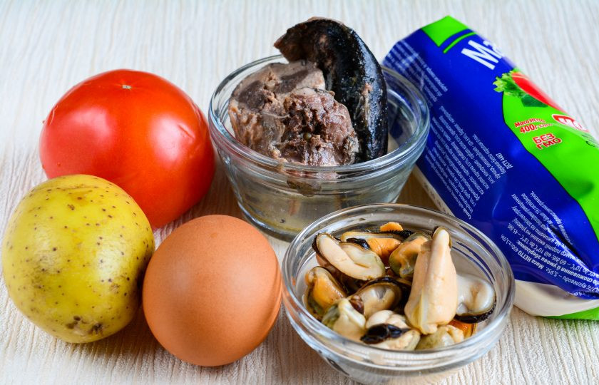 1. Этап. Салат с мидиями и овощами: Подготовьте все ингредиенты.