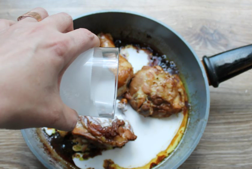 1. Этап. Курица по-тайски в кокосовом молоке: Снимите крышку, влейте кокосовое молоко и оставшуюся воду.