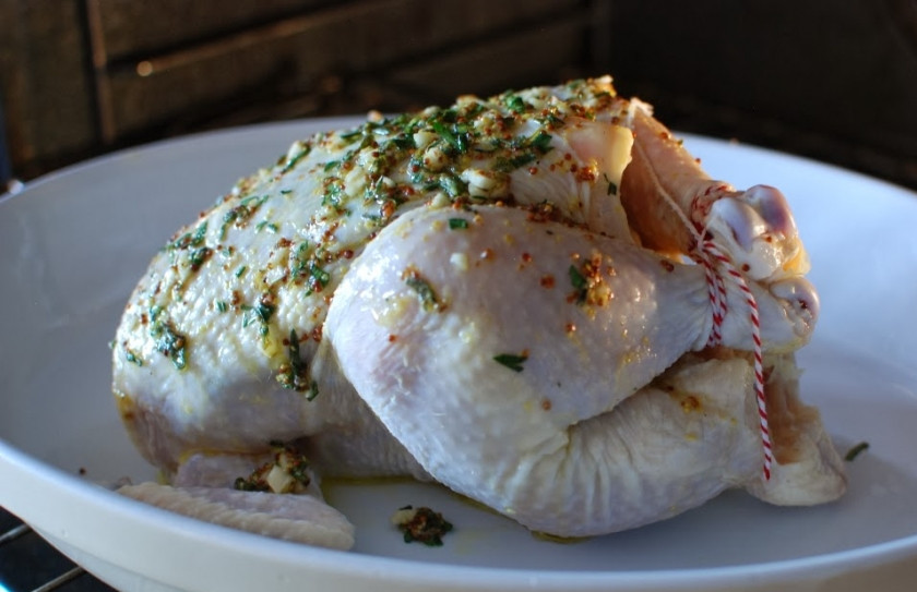 1. Этап. Курица запеченная в лимонном маринаде: Натрите курицу сверху.