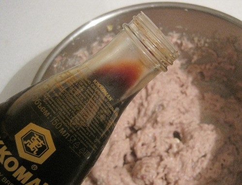 1. Этап. Сельдь рубленая: Влейте к фаршу соевый соус, тщательно все перемешайте. Фарш не должен получиться жидким, иначе он будет растекаться по тарелке.