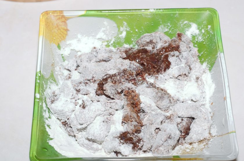 1. Этап. Печень говяжья по-строгановски: В отдельной небольшой емкости смешайте муку и соль. Обваляйте в мучной смеси каждый кусочек печени так, чтобы он был полностью покрыт со всех сторон.