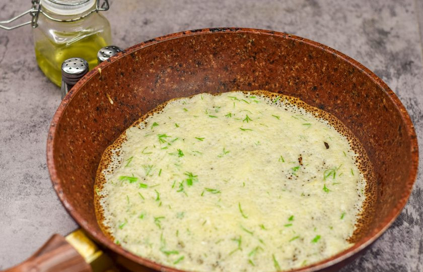 1. Этап. Блины из сырого картофеля: Сковороду разогрейте хорошо и слегка смажьте маслом. Влейте немного теста в сковороду, жарьте блины по 40 секунд с каждой стороны — до готовности.