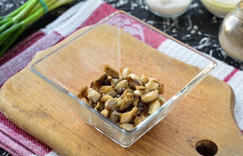 1. Этап. Селедка под шубой постная: Выложите салат слоями: первый слой грибной.