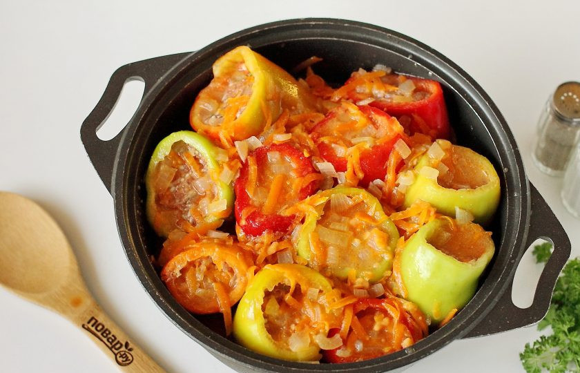 1. Этап. Фаршированные перцы с фаршем и помидорами: Полейте перцы томатно-сметанным соусом, накройте крышкой, доведите до кипения и уменьшив огонь тушите около 40 минут.