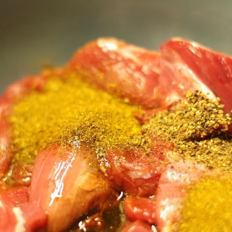 1. Этап. Шашлык из баранины с уксусом: Баранину нарежьте на куски, подходящие для приготовления шашлыка (все плевки и сухожилия обязательно удалите). Положите нарезанное мясо в миску, добавьте специи, масло и уксус. Перемешайте.