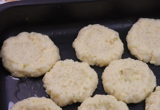 1. Этап. Картофельные ватрушки с тунцом: Тесто разделить на 8 частей, каждую скатать в шар. Выложить полученные шары в смазанную растительным маслом форму для запекания и сделать углубления для начинки.