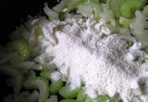 1. Этап. Овощное рагу по-ирландски: ***Я немного отступила от рецепта и сначала добавила сельдерей, обжарив его с луком, а потом уже добавила муку.***