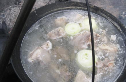 1. Этап. Бухлер из говядины: Когда пена перестанет образовываться, закиньте половину лука целиком.