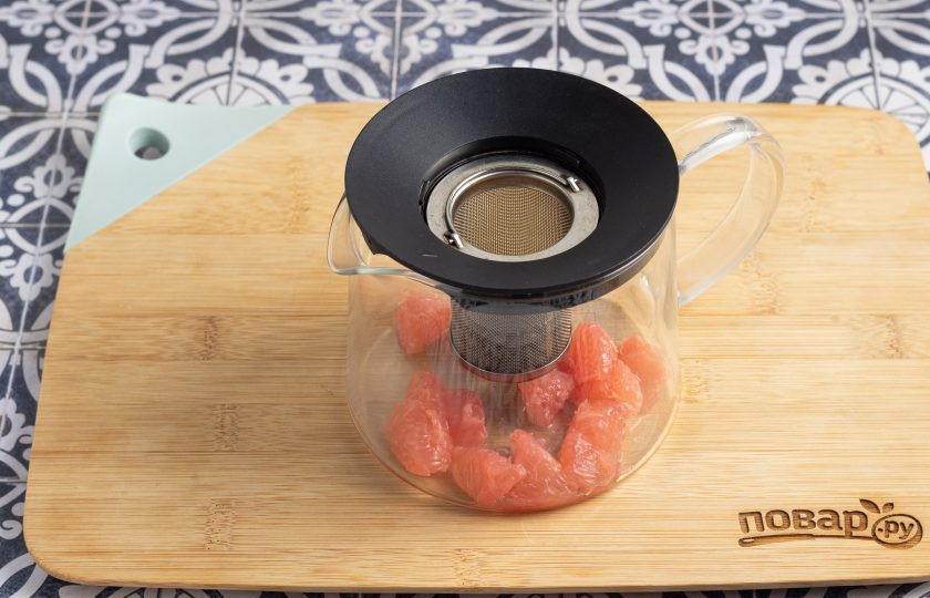 1. Этап. Чай с грейпфрутом: Добавьте черный листовой чай и сахар.