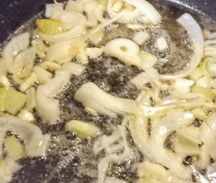 1. Этап. Суп-пюре с авокадо и цуккини: Разогреть сливочное масло и добавить мелко нарезанные лук и чеснок. Жарить 3-4 минуты