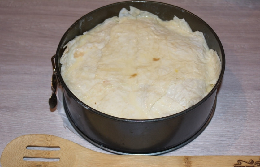 1. Этап. Слоеный яблочный пирог: Сформируйте пирог полностью. Последним слоем должен быть лаваш, политый яично-молочной массой.