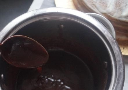 1. Этап. Торт трехслойный: 7. Сварите глазурь. Для этого прокипятите молоко. Затем добавьте в него сахар и какао. Постоянно помешивая на слабом огне, варите глазурь до полного растворения сахара. В конце положите кусочек сливочного масла. Снимите глазурь с огня.