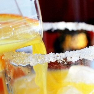 1. Этап. Коктейль Текила-санрайз: В отдельном стакане смешать текилу и апельсиновый сок. Получившуюся смесь залить в стакан с гренадином.