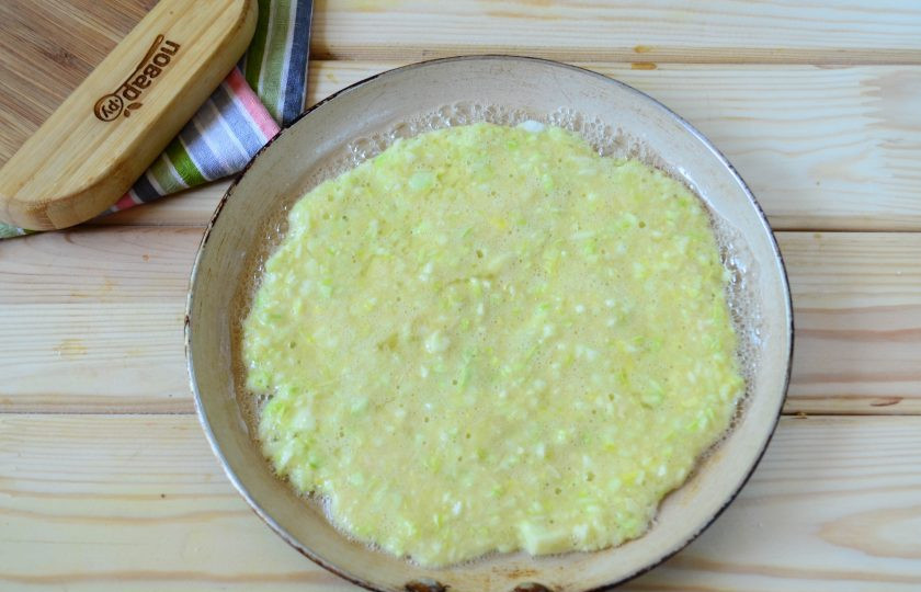 1. Этап. Кабачковый торт (мастер-класс): На сковороде разогрейте небольшое количество растительного масла. Выложите небольшое количество кабачкового теста и разровняйте его тонким слоем по всей плоскости сковороды. Жарьте с обеих сторон до золотистого цвета. Поскольку кабачковые блины получаются намного толще обычных тонких блинчиков, то жарить их необходимо на очень медленном огне и достаточно долго — по 5-6 минут с каждой стороны.