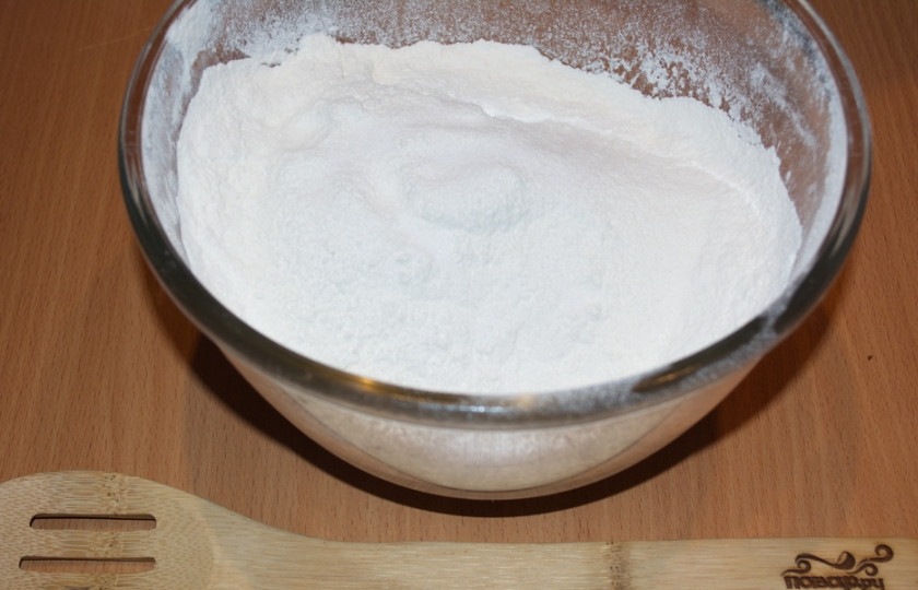 1. Этап. Вареники по-донскому: В миску просейте муку. Добавить соль. Перемешайте.