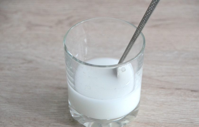 1. Этап. Батон на закваске: Всыпьте крахмал в воду, смешайте.