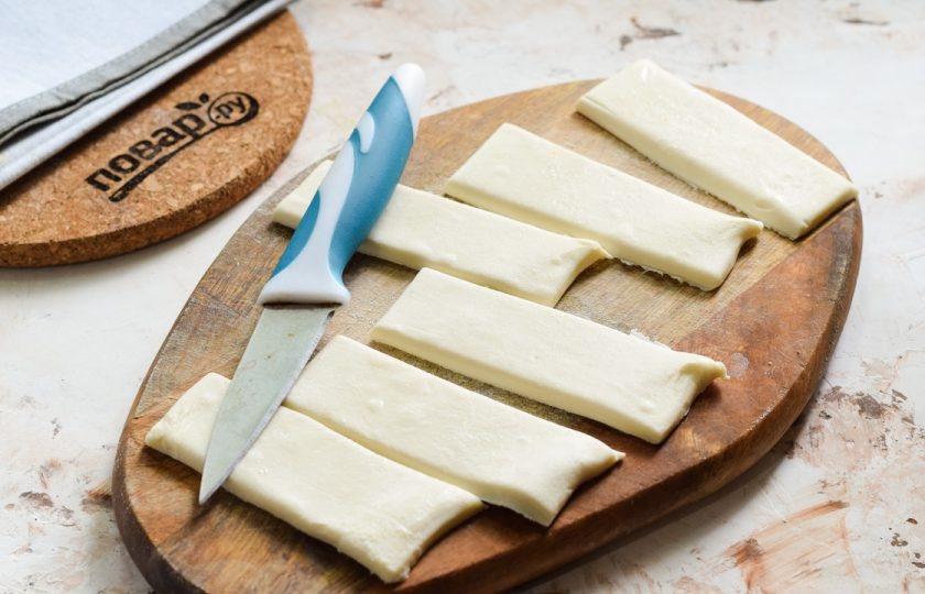 1. Этап. Слойки с медом: Слоеное тесто заранее достаньте из морозильной камеры, дайте ему время отойти. Духовку прогрейте до 180 градусов. Нарежьте тесто любыми порционными кусочками.