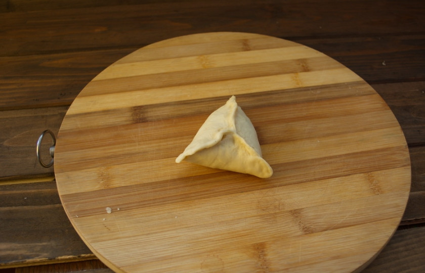 1. Этап. Дрожжевые пирожки с капустой: Можно придавать пирожкам любую форму.