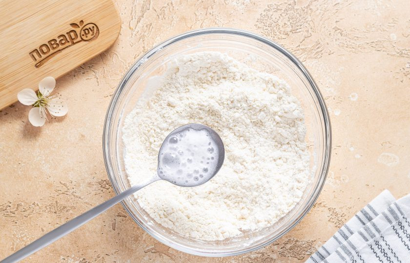 1. Этап. Печенье Mинутка без маргарина: Добавьте соду, гашеную уксусом.