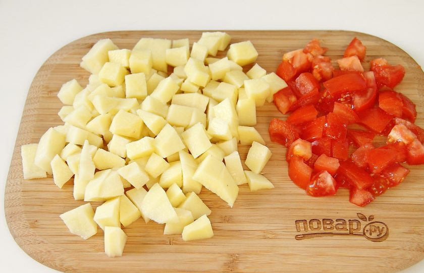 1. Этап. Гороховый суп с помидорами: Пока горох варится, картофель и помидор нарежьте небольшими кубиками.