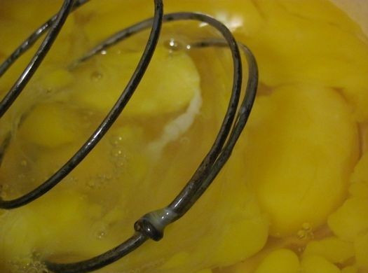 1. Этап. Омлет с майонезом: Хорошенько взбиваем яйца до однородного состояния.