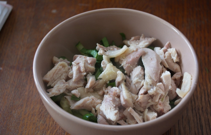 1. Этап. Салат с мясом и огурцом: Добавляем нарезанную курицу.