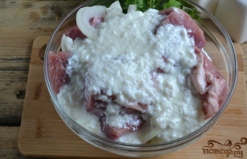 1. Этап. Маринад для шашлыка из свинины с кефиром: Добавьте соль, перец и кефир. Перемешайте и отправьте мясо в холодильник на 2-3 часа. За это время начинайте подготавливать мангал.