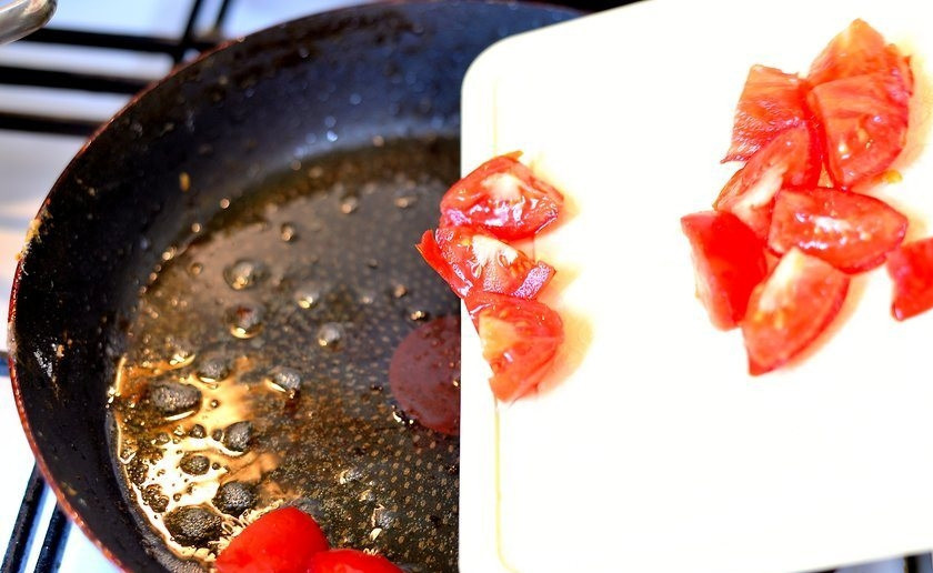 1. Этап. Фетучини с кроликом: 3. В той же сковороде приготовьте нарезанные на средние кубики помидоры и капусту. Протушите овощи в течение 10 минут.