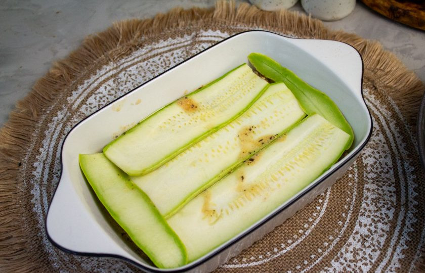 1. Этап. Лазанья из кабачков с грибами: Поверх распределите пластины кабачка.