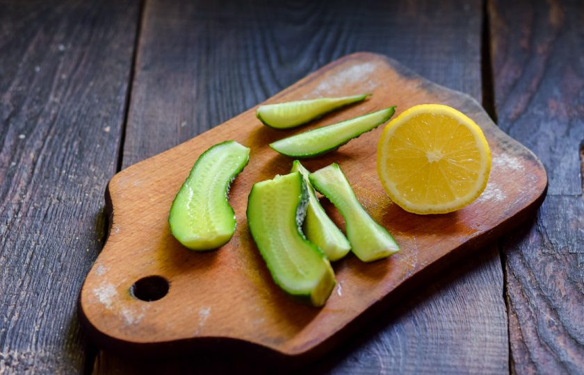 1. Этап. Смузи на ужин: Если огурцы мелкие, возьмите несколько штук. Сполосните огурцы и нарежьте произвольно. Подготовьте лимон.