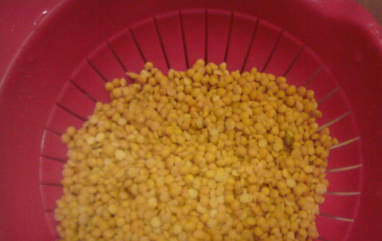 1. Этап. Гороховая каша в мультиварке скороварке: 1. Горох промываем в холодной воде и складываем на дно мультиварки-скороварки.