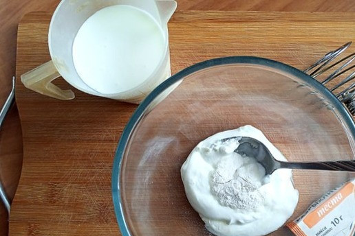 1. Этап. Закусочный пирог с индейкой и капустой: Делаем тесто. Я буду делать тесто для заливного пирога. Наливаем в посуду кефир, добавляем сметану, кладём разрыхлитель теста и сахар, венчиком ручным соединяем. Будет реакция на кислую среду.
