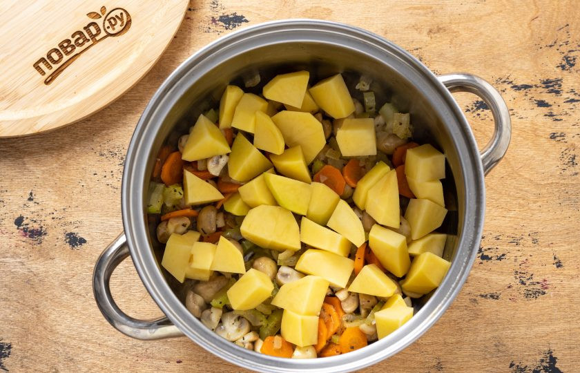 1. Этап. Овощной суп с шампиньонами, шпинатом и кокосовым молоком: Переложите овощи и грибы в кастрюлю. Добавьте очищенный и нарезанный кубиками картофель.