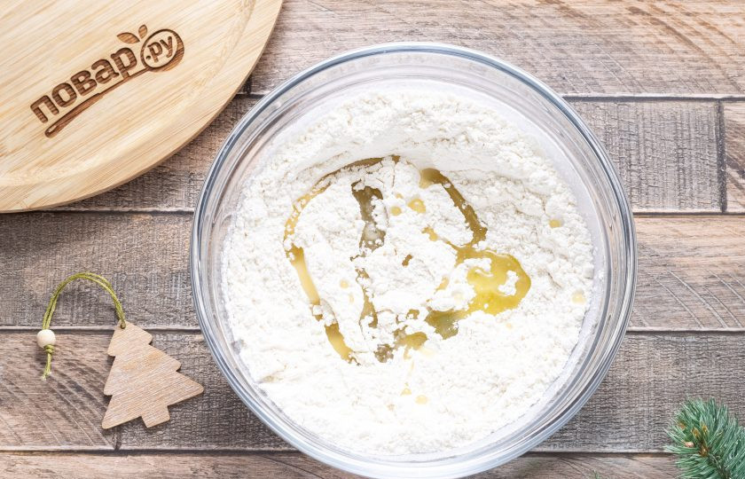 1. Этап. Хлебные палочки «Змейки»: Влейте оливковое масло и слегка перемешайте.