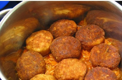 1. Этап. Котлеты рыбные в томатном соусе: 5. Я еще добавляю сливки, чтобы улучшить и усилить вкус рыбы. Заливаем полученным соусом наши котлетки и ставим на слабый огонь. Тушим около 20 минут и в конце приправляем зеленью петрушки.