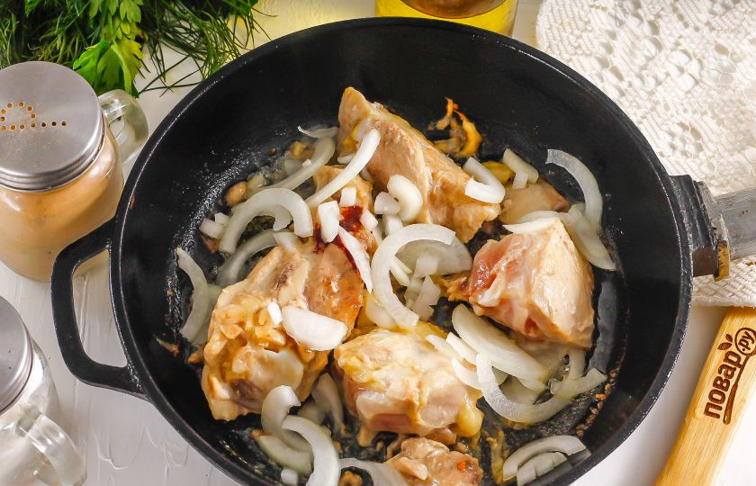 1. Этап. Курица с вялеными помидорами: Нарежьте лук полукольцами и добавьте в сковороду к курице, когда она подрумянится со всех сторон. Обжарьте лук примерно 2-3 минуты до золотистого цвета.